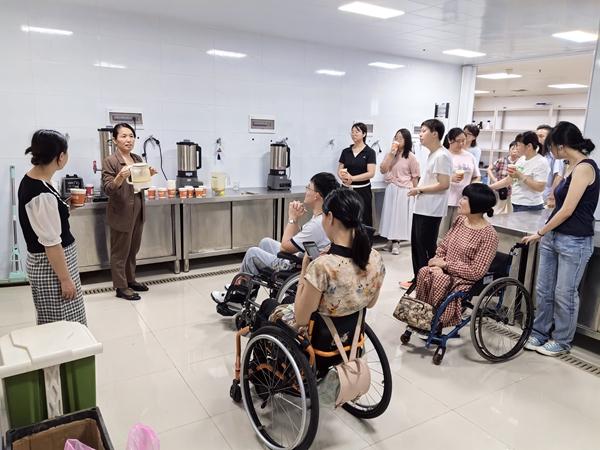 在残障社工岗位实践中，师生组织残友参加就业培训。长沙民政职业技术学院供图
