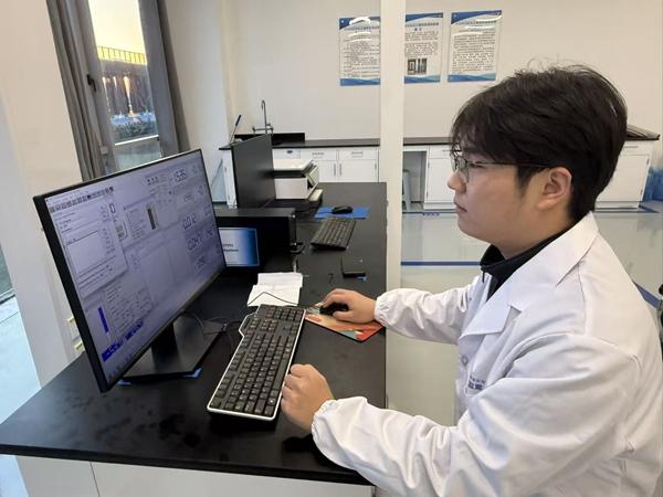 付大勇将井下采集的数据输入实验系统。王雪琳/摄