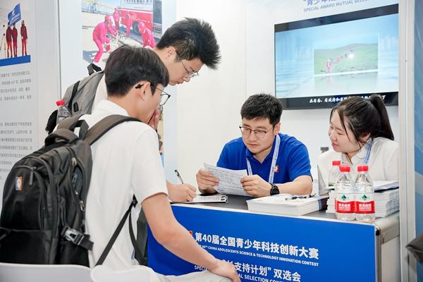 　　“青少年成长支持计划”双选会现场，选手与专家开展交流。主办方供图