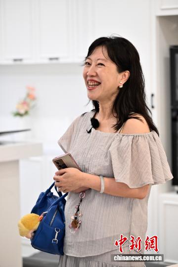 7月28日，庄涵如向参观者介绍装修好的短片实景基地。 中新社记者 张斌 摄