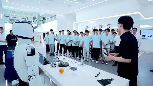 2025年暑期，focus团队成员在武汉华威科公司随带教工程师参观人形机器人触觉传感器及其应用。受访团队供图
