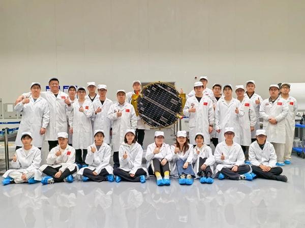 卫星出厂前团队成员合影。哈尔滨工业大学供图