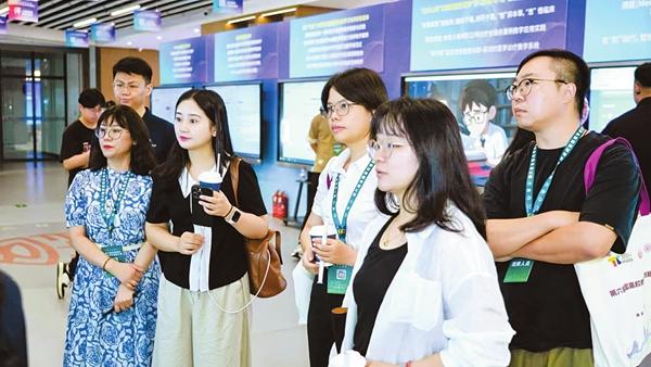 与第六届全国高校教师教学创新大赛全国赛同期举办的高校教学智能体展示现场。中国高等教育学会供图