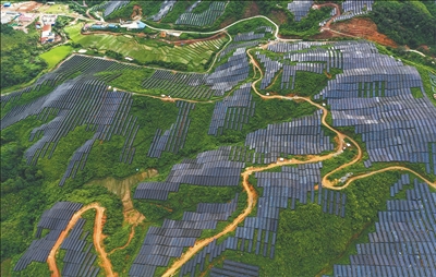 　中广核老挝北部清洁能源基地一期100万千瓦光伏项目航拍图。 　　唐小斌摄