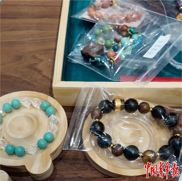 不同药材制成的中药手串。中青报·中青网见习记者 蒋欣雨/摄