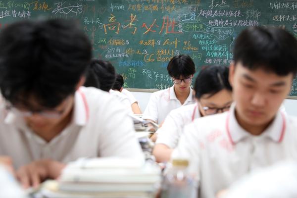 　　2026年6月，河南省焦作市温县，温县一中高三学生在教室中复习备考。视觉中国供图