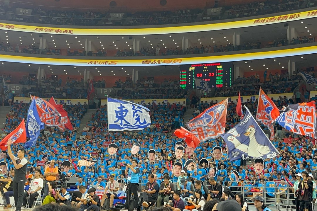 球迷热情呐喊助威。王琳/摄