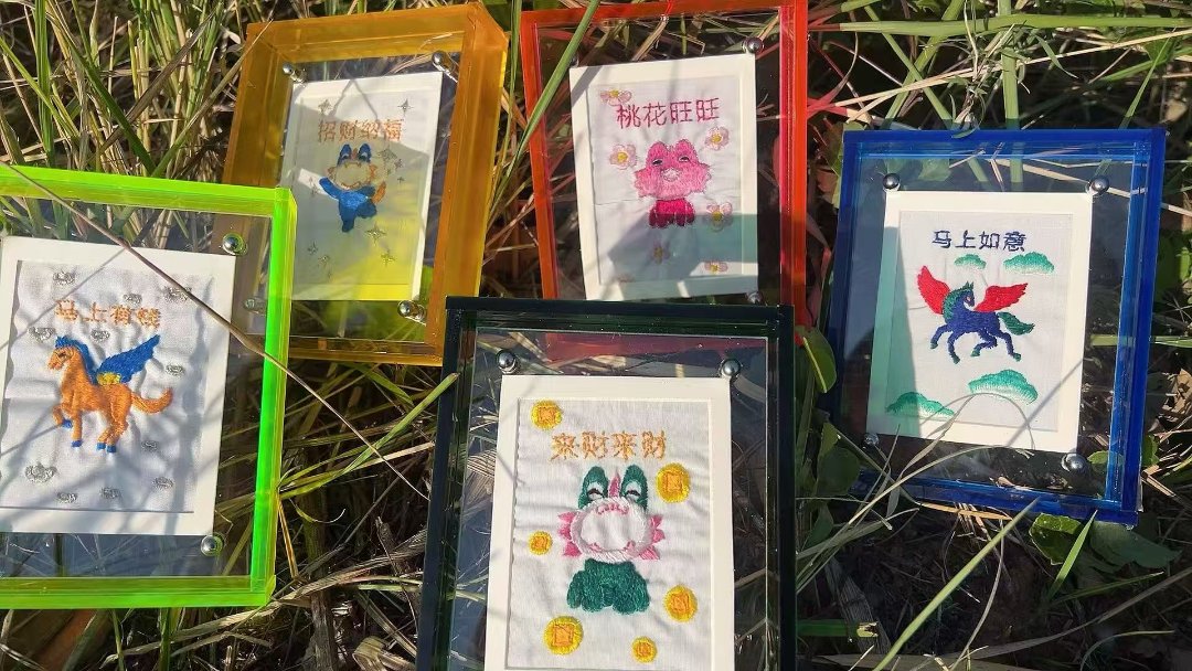 李秀清将传统彜绣改良后做成摆件，受到年轻人的欢迎。受访者供图