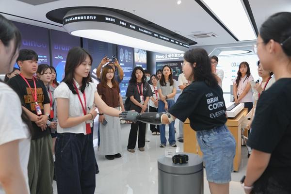 　　参加“中国智造”入境研学游的韩国外国语大学学生正在体验AI技术。受访者供图