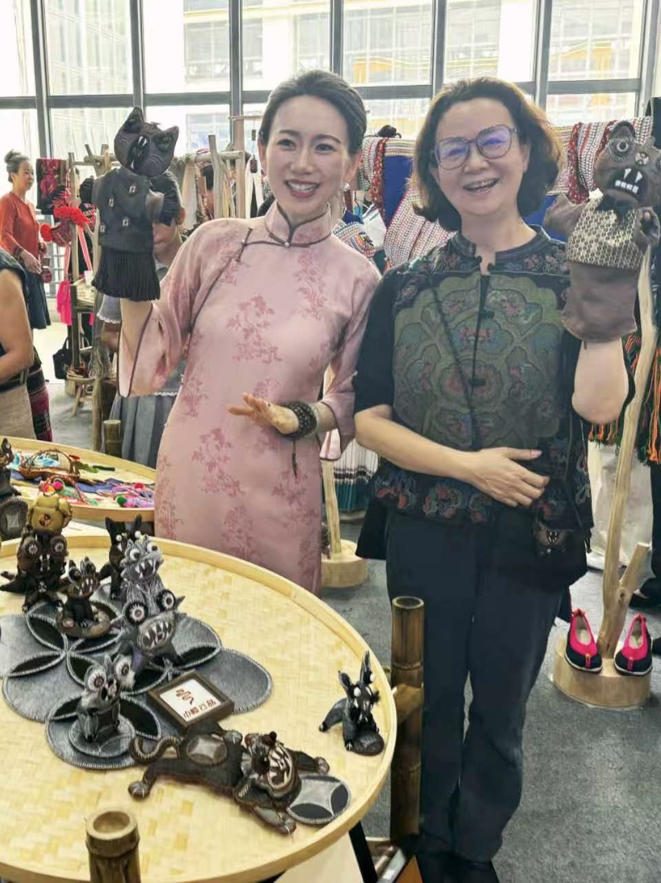 应子（右）和她的“布瓦喵”家族。中青报·中青网记者 张文凌/摄