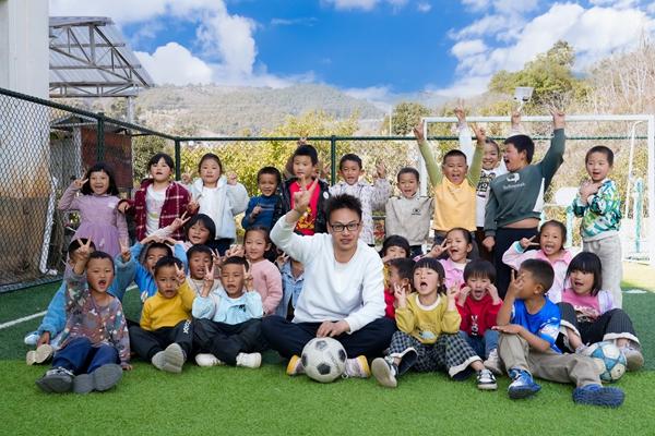 　　2026年2月，在云南临沧支教的李文义与学生们合影。受访者供图