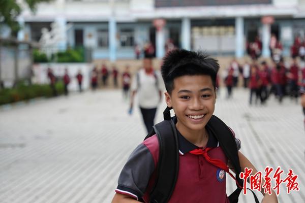 　　7月8日，陵水县隆广镇丹录村中国海油COSL希望小学，一名四年级学生放学时跑向校门，笑容灿烂。