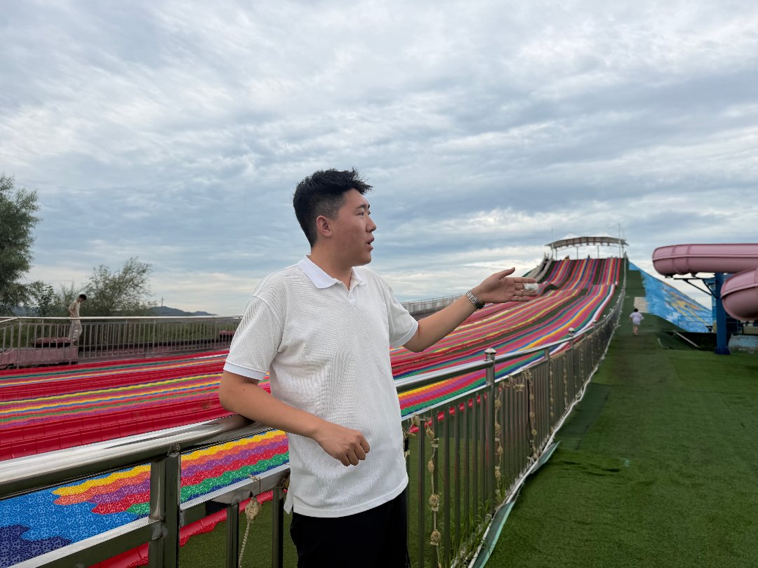 8月6日，张振东向记者介绍景区改建的游乐项目。中青报·中青网记者 石佳/摄