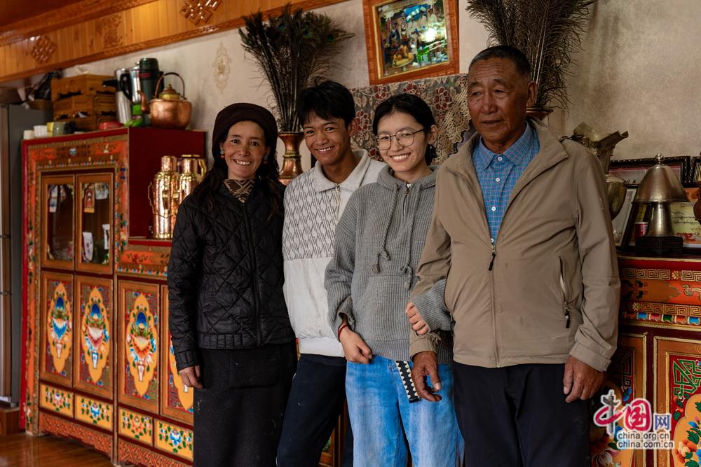 宗果社区群众尼次一家在灾后重建的新房中合影。中国网记者 郑亮摄