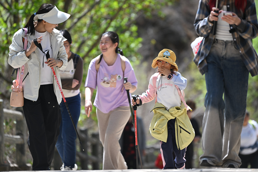 2025年4月19日，人们在徒步登山中。当日，800余名健身爱好者参加天津市蓟州区八仙山首届登顶大会，在徒步登山中享受春光。新华社记者 李然 摄