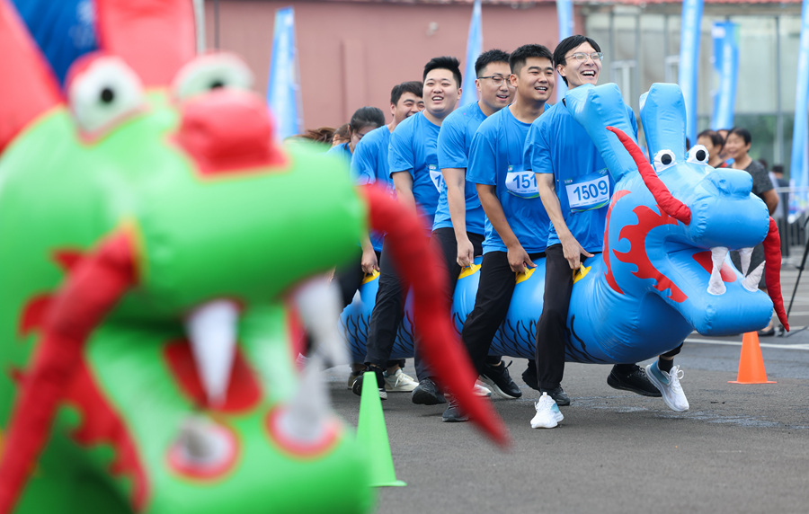 2025年8月8日，在河北省石家庄市正定县塔元庄村举办的“全民健身日”乡村运动会上，参赛群众进行“旱地龙舟”比赛。新华社发（梁子栋摄）