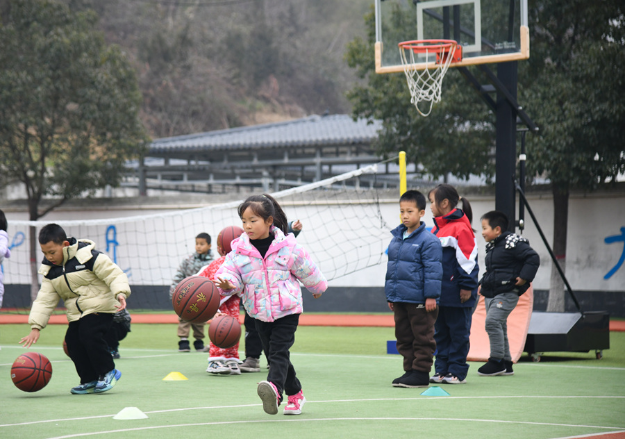 2024年12月27日，陕西省安康市平利县老县镇中心小学的学生在上体育课。新华社记者 张博文 摄