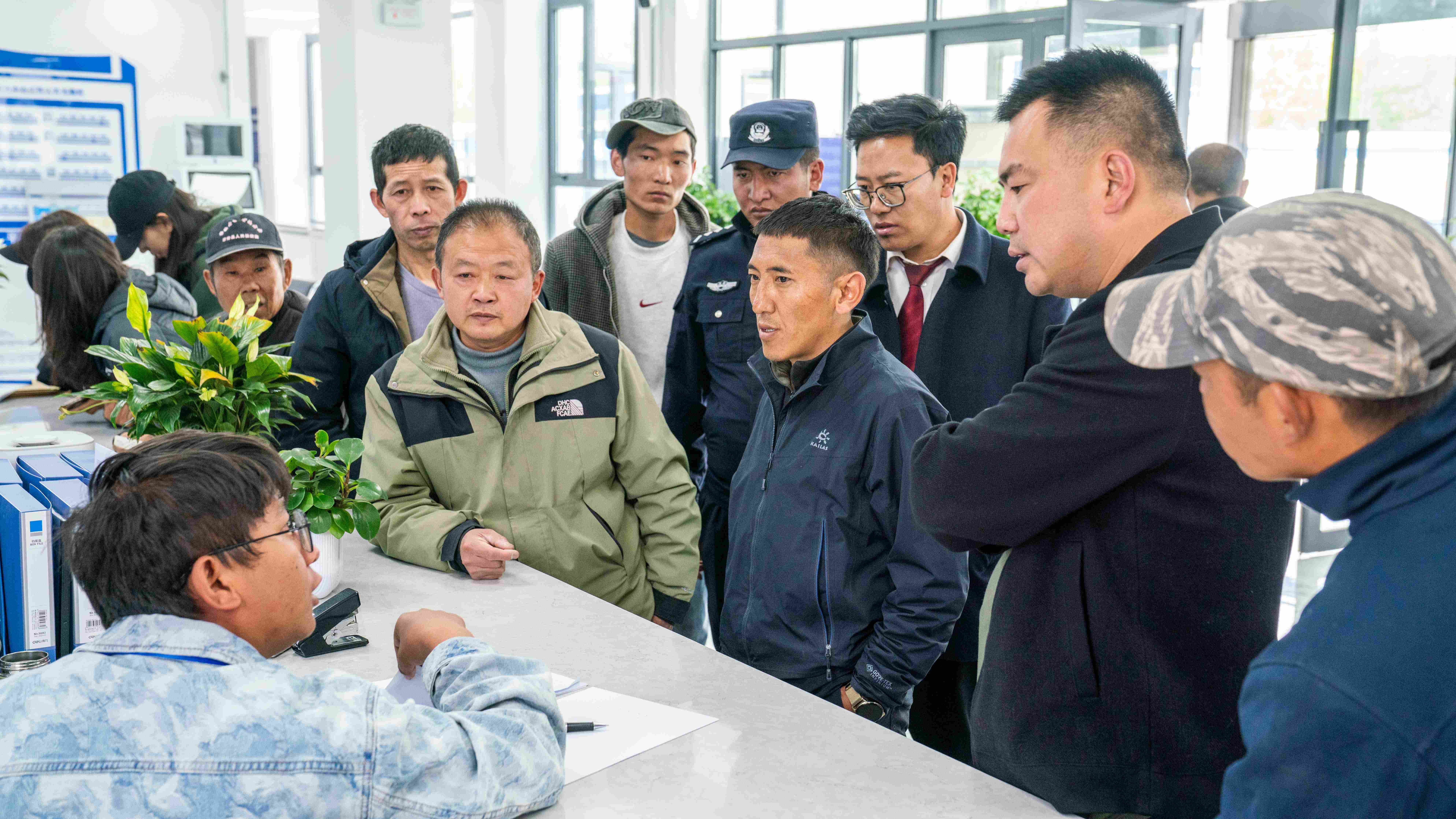 图为噶尔县综治中心工作人员正在接访群众