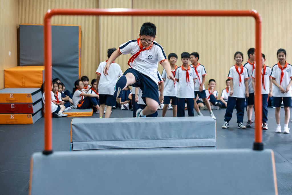 6月22日，宁波市江北中心学校的学生在跑酷特色体育课程上练习。新华社记者 江汉 摄