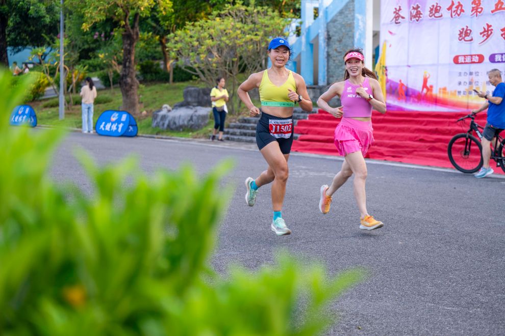 8月8日，跑步爱好者在广西梧州市苍海湖公园参加第五届全民健身日跑步接力赛活动。新华社发（何华文摄）