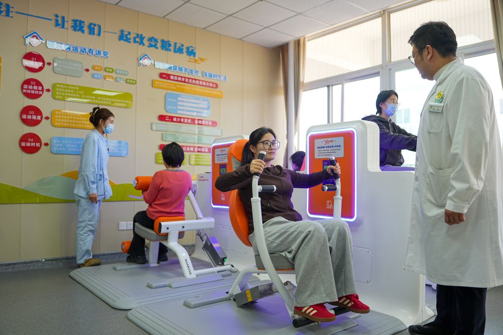 济南市历下区龙洞社区医院运动促进健康中心内，社区居民在进行体质检测（3月19日摄）。新华社记者 朱峥 摄
