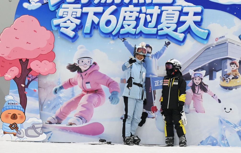 7月21日，滑雪爱好者在石家庄市“热雪奇迹”滑雪场游玩。新华社发（陈其保摄）
