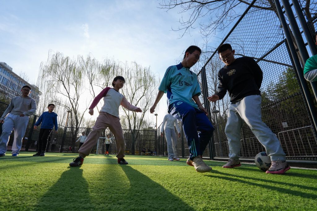 3月22日，市民在北京市西城区北营房城市森林公园内的免费足球场踢球。新华社记者 谢晗 摄