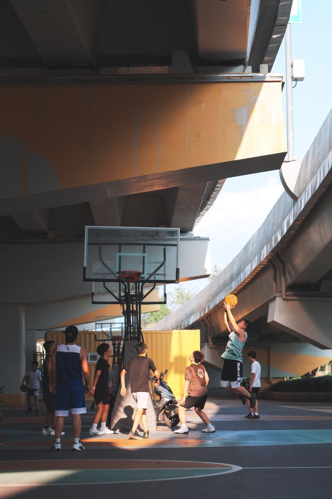 8月5日，市民在长春市一处设立在高架桥下的健身场地打篮球。新华社记者 许畅 摄