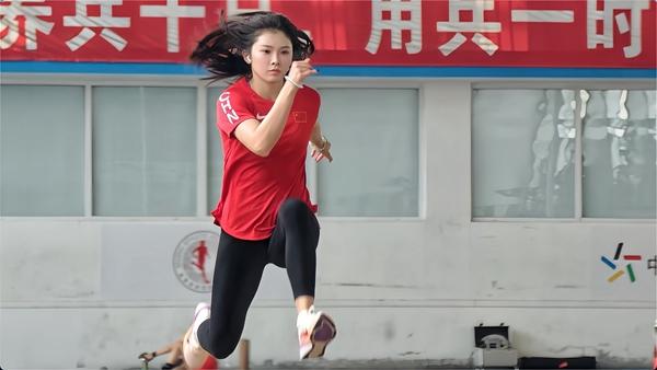 　　跨栏选手吴艳妮在训练中。陶相安/摄
