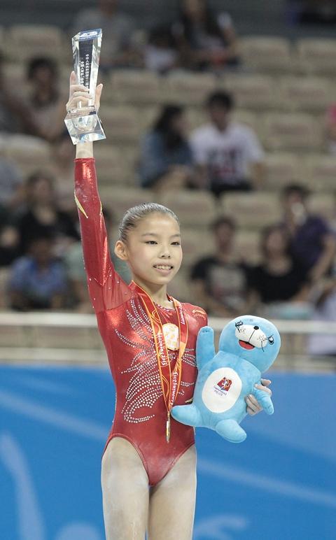 2013年9月7日，大连，2013全运会体操女子高低杠决赛，商春松夺冠。视觉中国供图