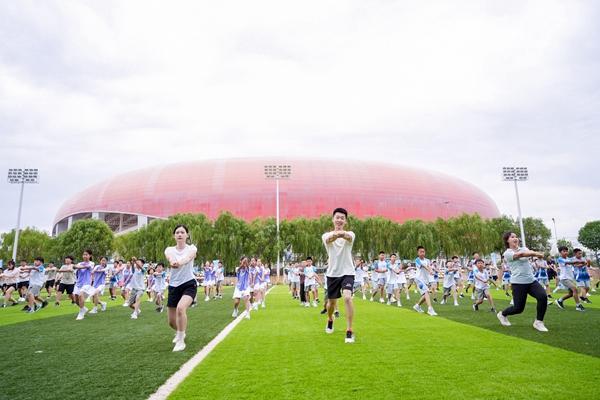 参加进阶班培训的老师和参加运动会的同学一起进行“大课间”展示。主办方供图