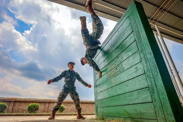 武警遵义支队开展400米障碍训练，官兵快速翻越障碍，锤炼体能与实战技能。王冠程/摄