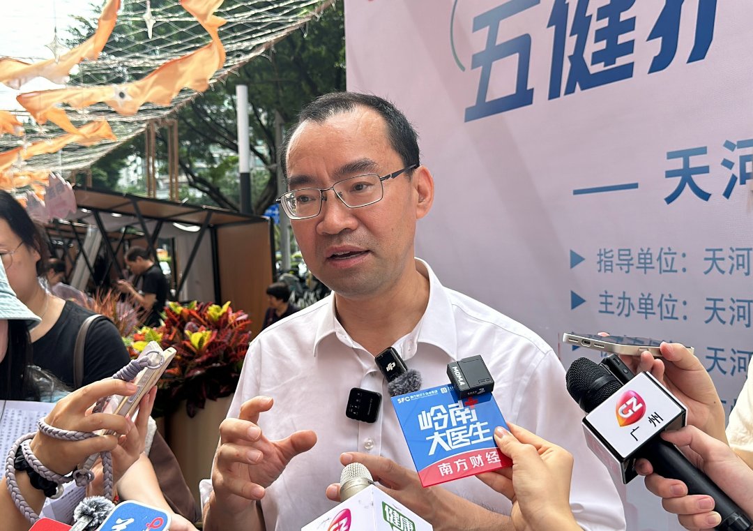 陈壮桂在义诊现场讲过敏成因。中青报·中青网记者 林洁/摄