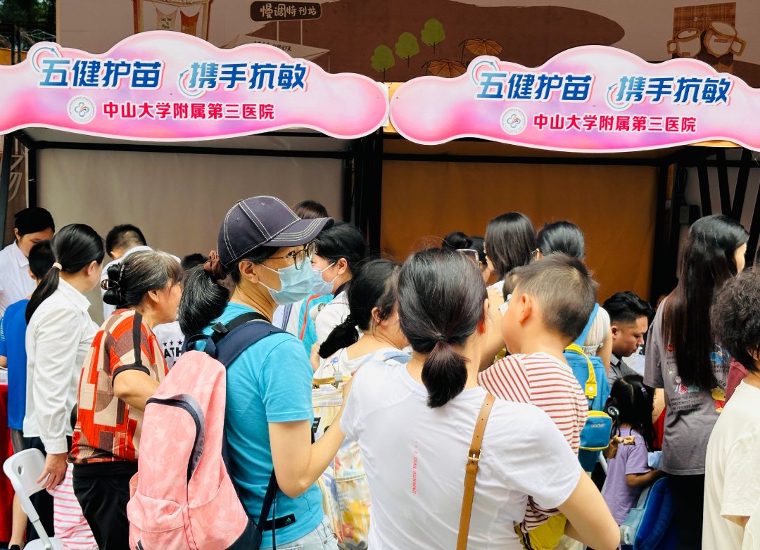 家长带孩子到义诊现场咨询过敏问题。中青报·中青网记者 林洁/摄