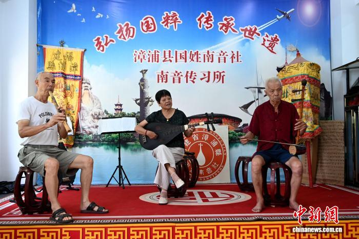 8月11日，在漳浦县大南坂镇新民村老年活动中心，漳浦县国姓南音社社员弹唱南音。中新社记者 张金川 摄