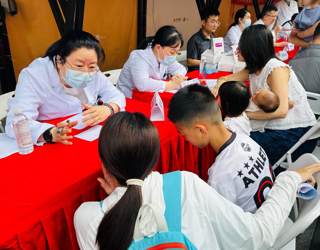 家长带孩子到义诊现场咨询过敏问题。中青报·中青网记者 林洁/摄