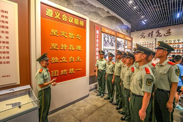 武警贵州总队遵义支队“红色讲解员”呷呷拉布，在遵义会址陈列馆向官兵讲解遵义会议精神内涵。唐忠飞/摄