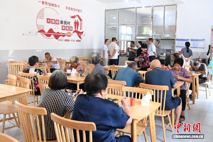 8月11日，漳浦县大南坂镇新民村老人在该村幸福食堂用午餐。中新社记者 张金川 摄