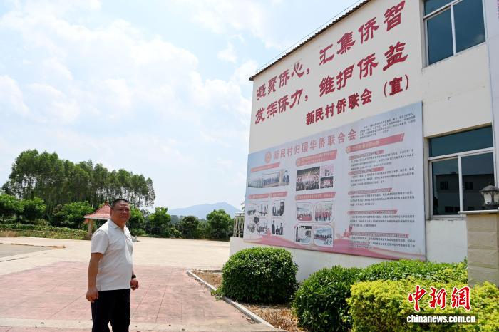 8月11日，漳浦县大南坂镇新民村党支部书记、村委会主任林振思在新民村向中新社记者讲述该村的蝶变故事。中新社记者 张金川 摄