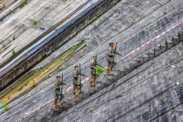 武警遵义支队官兵沿构皮滩坝体阶梯逐层巡检水利设施。唐忠飞/摄