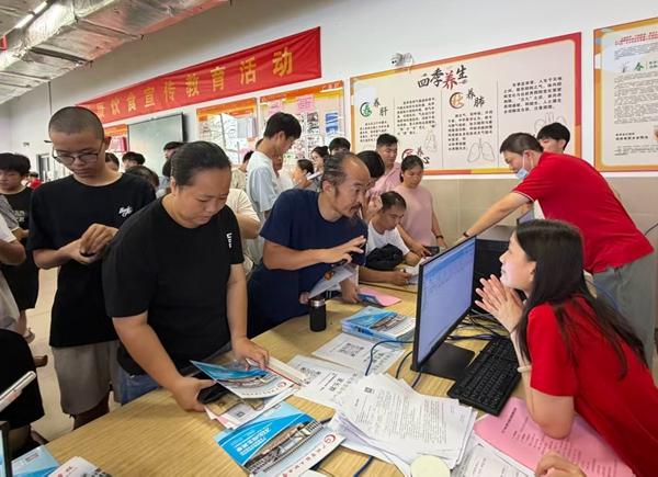 　　广州市轻工职业学校2026年新生报到现场。主办方供图