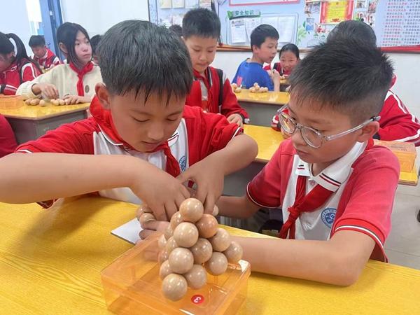 　　小学生一起玩益智游戏。尤溪县教育局供图