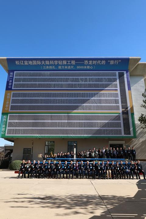 王成善院士团队及相关人员合影。王启祥/摄