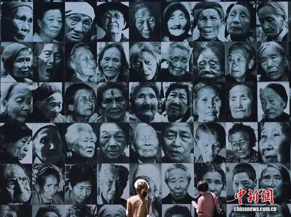 资料图：2025年8月14日，民众走进南京利济巷慰安所旧址陈列馆参观。中新社记者 泱波 摄
