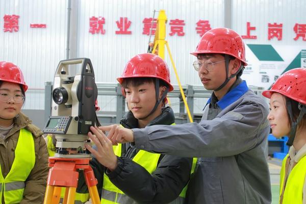 学生正在学习智能建造设备——测量机器人，为城市更新旧房改造及城市规划提供基础信息数据。四川建筑职业技术大学供图