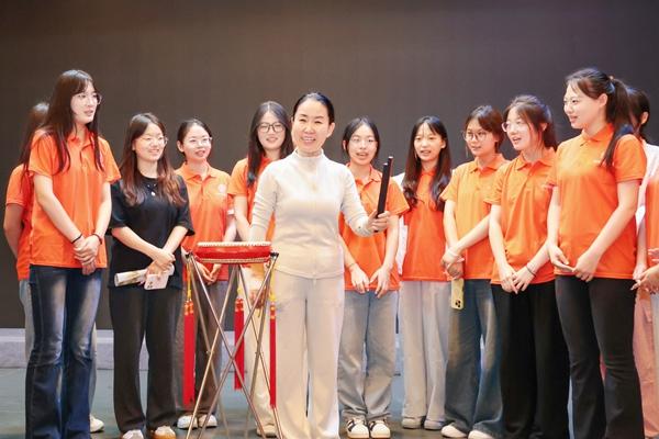 山西师范大学马克思主义学院青年实践团赴山西省长治市长子县文化馆，跟随国家级非物质文化遗产代表性项目长子鼓书代表性传承人刘引红，现场学唱经典曲目《山西面食》。山西师范大学马克思主义学院供图