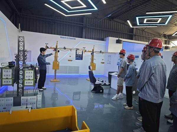 在“智慧工地”实训环境中，学生进行智能塔吊的精准吊装、安全监控及故障应急处理训练。威海职业学院供图
