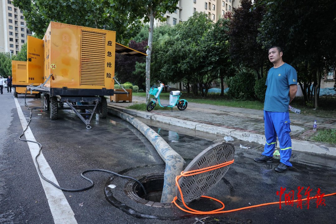 8月16日，河南周口，来自焦作华禹装备科技有限公司的救援人员在进行排涝作业，此处排的是周边住宅区的积水和地下水。据华禹工作人员李金强介绍，他们一行26人团队从昨天下午开始陆续到位，目前投入的抢险排涝车最大排水量为5200立方米/小时。中青报·中青网记者 曲俊燕/摄