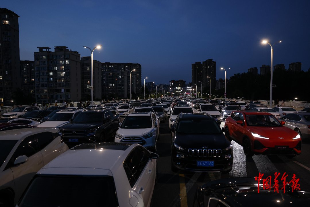 8月16日，河南周口，沙颍河大桥变成临时停车场。为防止内涝进水，许多居民提前将车开到桥上停放，同时两侧留有车道供车通行。中青报·中青网记者 曲俊燕/摄