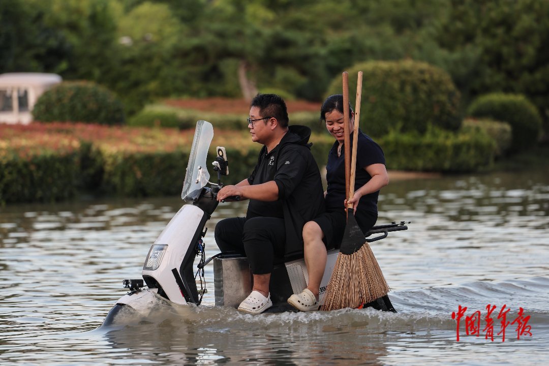 8月16日，河南周口，市民在一处积水较深的街道出行。中青报·中青网记者 曲俊燕/摄